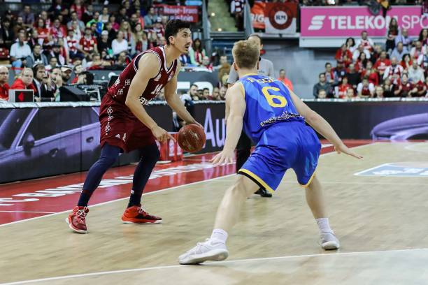 典的防守反 典的防守反